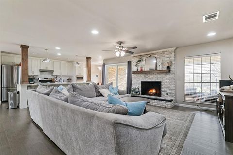 Photo of 214 Center Street, Whitesboro, TX 76273 (MLS # 21198891)