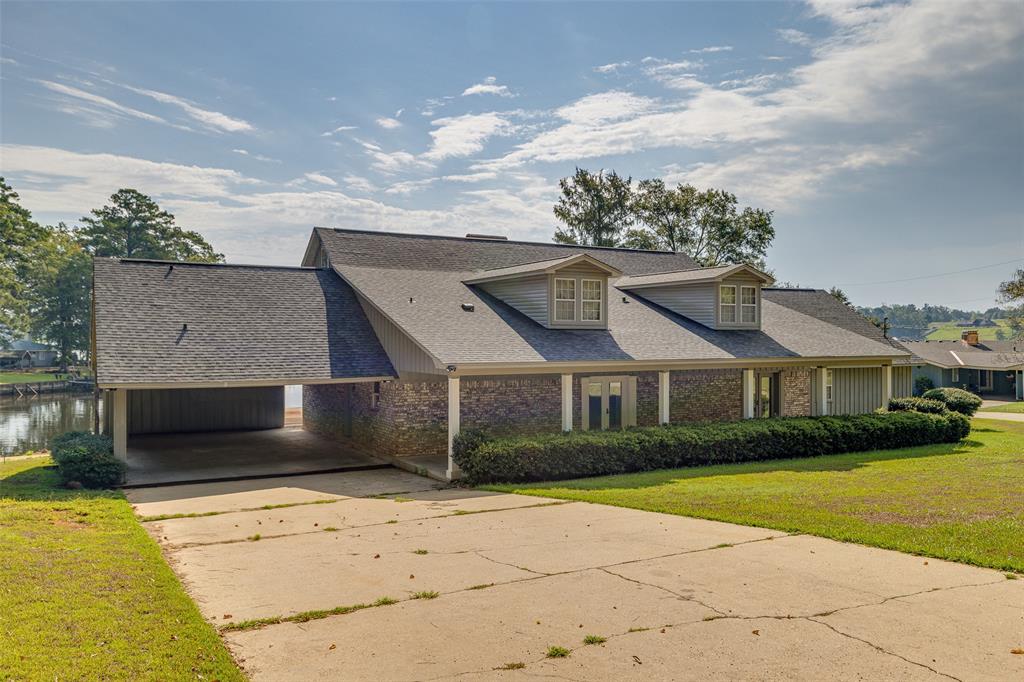 290 Lakeside Rd