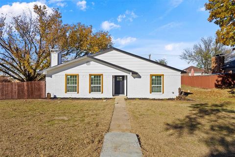 Photo of 1003 Bellflower Court, Carrollton, TX 75007 (MLS # 21133378)
