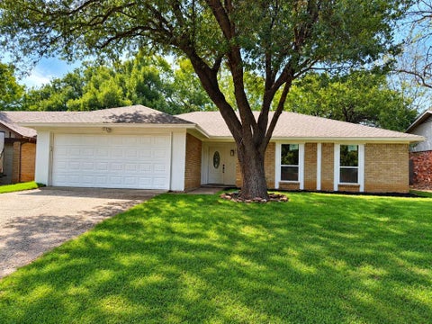 Photo of 2231 Park Springs Court, Arlington, TX 76013 (MLS # 21395816)