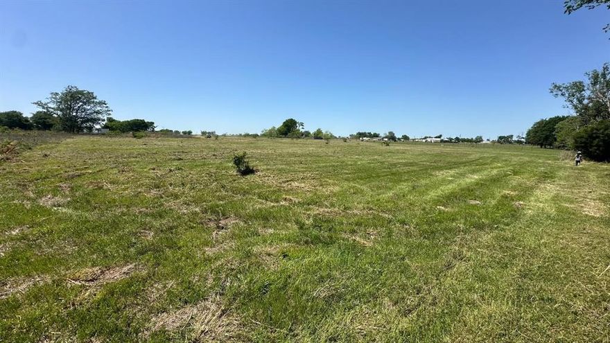 Don't miss out on the opportunity of owning 5 acres in Wills Point. Bring all your creativity and offers, motivated seller. Agriculture Exempt. Country living but yet close enough to I20 and Historic Wills Point Downtown. Buyers agent to verify information.