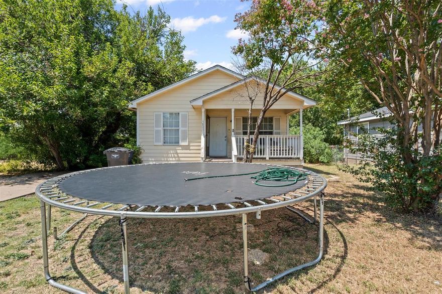 Perfect 3 bed 2 bath starter home or rental property, north of downtown Fort Worth. Convenient location close to Top Golf, the Trinity Trails, with easy access to Highway I-35.