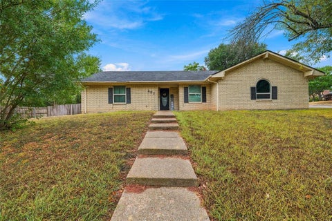 Photo of 301 Brenda Drive, Hewitt, TX 76643 (MLS # 21403841)