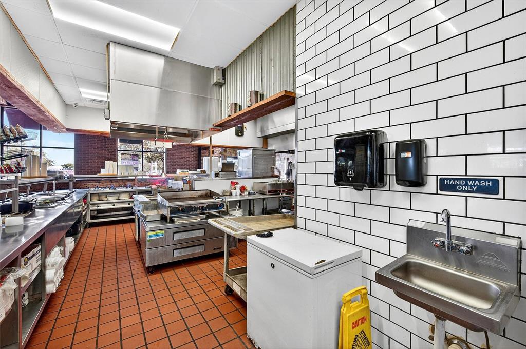 DICKEYS BLK 1 LT - Commercial Sale