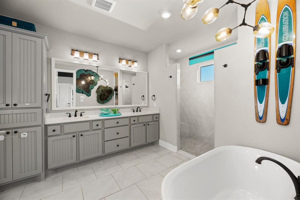 Streetman, Texas, 75859, United States, 6 Bedrooms Bedrooms, ,7 BathroomsBathrooms,Residential,Active,2052141