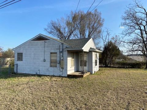 Photo of 1502 S Beltline Road, Grand Prairie, TX 75051 (MLS # 21194025)