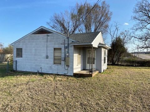 Tiny photo for 1502 S Beltline Road, Grand Prairie, TX 75051 (MLS # 21194025)