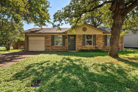Photo of 5701 Guildwood Drive, Arlington, TX 76017 (MLS # 21408314)