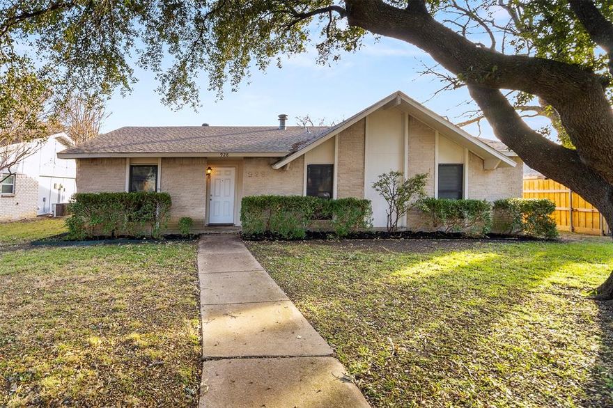 Come see this 3 bedroom 2 bath beauty in Plano! This home features a generous sized living room with brick a fireplace, stainless steel appliances, updated fixtures, granite countertops, ceiling fan in each bedroom, sizable front yard with a large fenced backyard. close to I-75. shopping and plenty of restaurants.  **Please see uploaded offer instructions** Photos are prior to tenant occupancy.