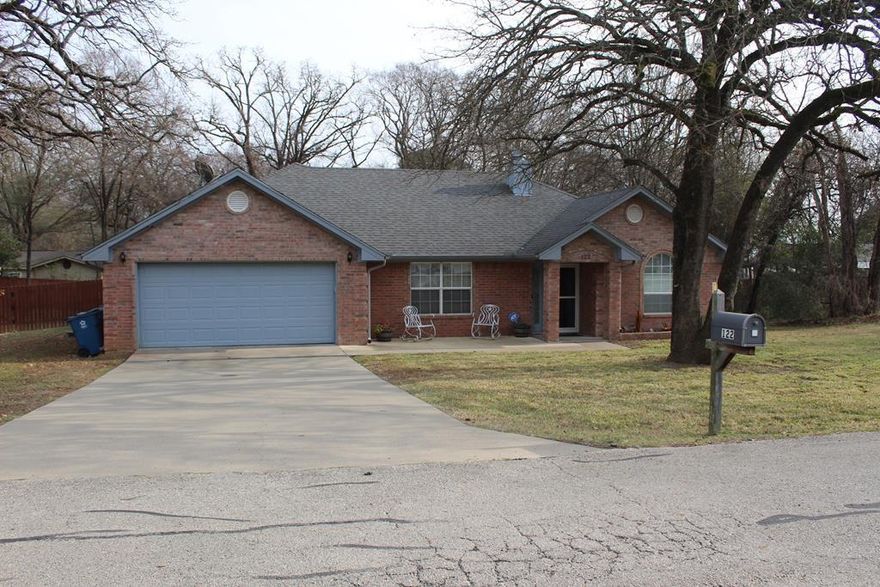 LOVELY 3-2 HOME IN EASTWOOD ISLAND, ONE OF THE MOST SOUGHT-AFTER NEIGHBORHOODS IN GUN BARREL CITY! COMMON AREAS INCLUDE BOAT RAMP, PLAYGROUND, PARK, FISHING DOCK AND CLUBHOUSE. HOME SITS ON 2 LOTS SO YOU HAVE A HUGE BACKYARD FOR PETS OR ENTERTAINING. TRAY CEILINGS IN THE LIVING AND MAIN BEDROOM LEND AN AIR OF ELEGANCE. AS YOU COME INTO THE HOME, THE FLOW DRAWS YOU TO THE COVERED PATIO AND PEACEFUL BACKYARD. QUIET. AND A PEEK OF THE LAKE FROM THE NEARBY PATIO. BOTH BATHS HAVE CUSTOM SHOWER SURROUNDS. MULTIPLE STORAGE CLOSETS IN THE HALL #2 AND #3 BEDROOMS GIVE YOU AMPLE SPACE FOR YOUR THINGS. AND THE MAIN BATH HAS A HUGE CLOSET WITH BUILT-IN SHELVING. JUST THE NICEST PLACE TO CALL HOME! A SHORT DRIVE TO DINING AND SHOPPING IN GUN BARREL CITY.