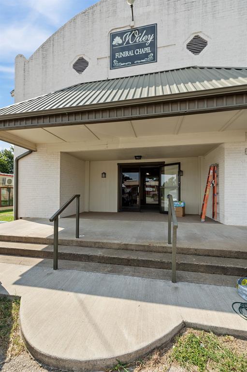 108 E Lipan Drive