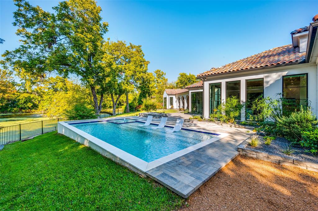 Royal Crest - Residential