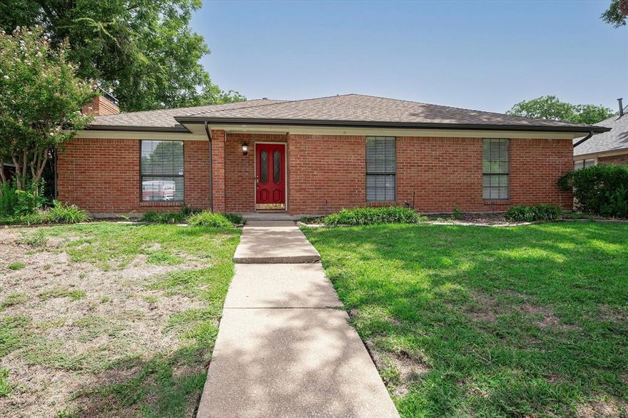 Adorable updated home with huge backyard. Minutes from several major highways and tollways.