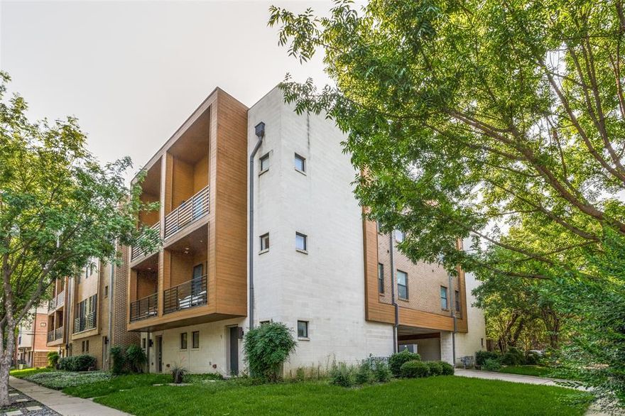 Welcome to an amazing lease in the heart of Oak Lawn! Step inside and be greeted by a delightful open floor plan, perfect for entertaining guests or enjoying a quiet evening in. The kitchen boasts modern appliances and ample storage. The spacious living room is bathed in natural light. Head up to the top floor to enjoy a rooftop deck with patio furniture and amazing skyline views. With this prime location, you have easy access to all things Dallas, including dining, shopping and entertainment.