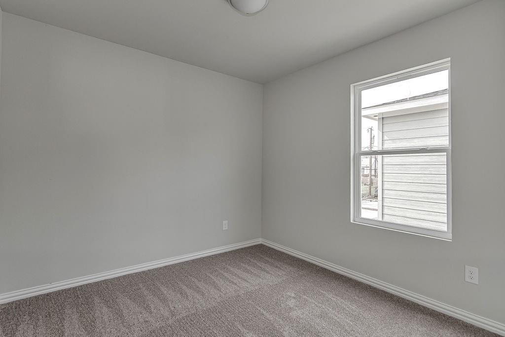 1136 E Broadway Avenue