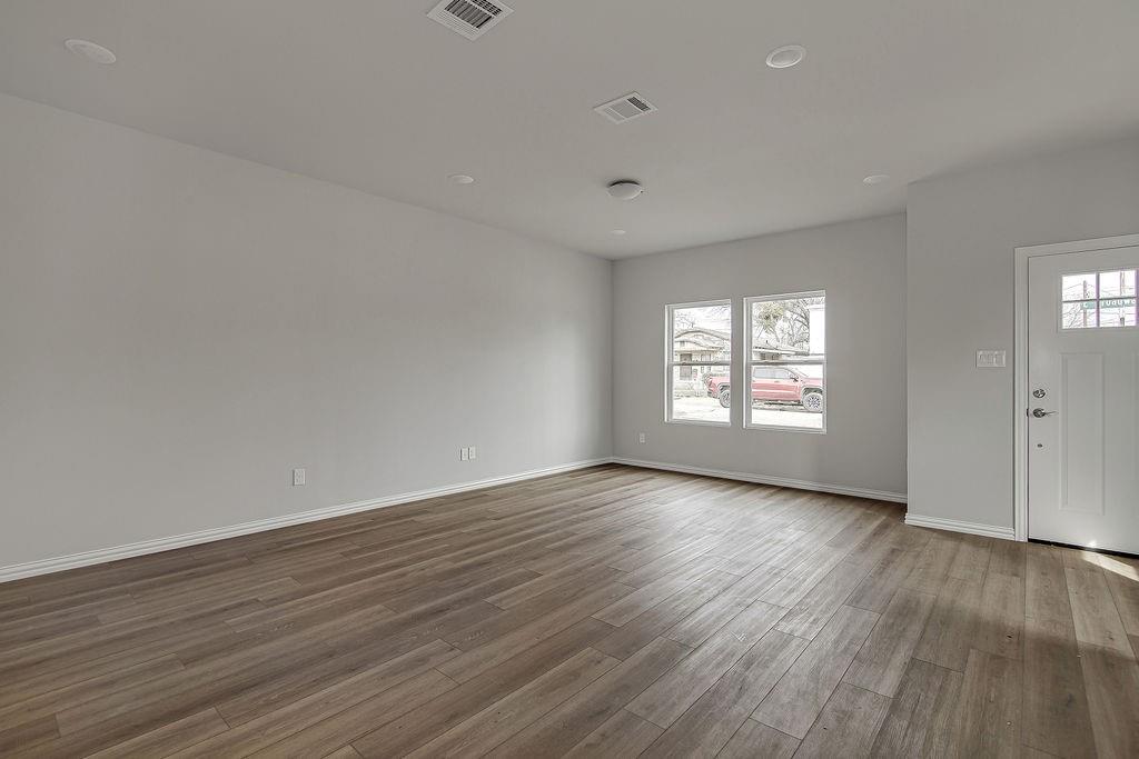 1136 E Broadway Avenue