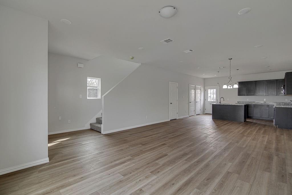 1136 E Broadway Avenue