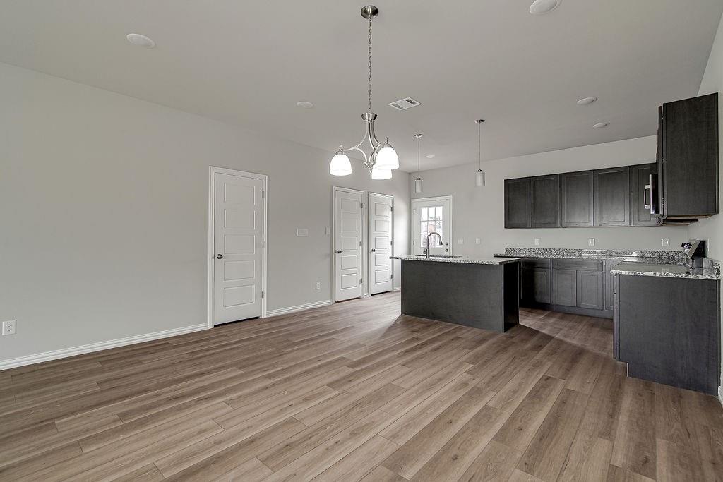 1136 E Broadway Avenue