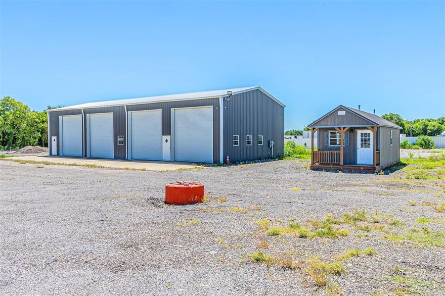 Great building located in a very accessible area, just one mile from Highway 45, ready for your business. Completely new and large enough for a car or large truck workshop. It also has ample parking and a separate office from the main building.