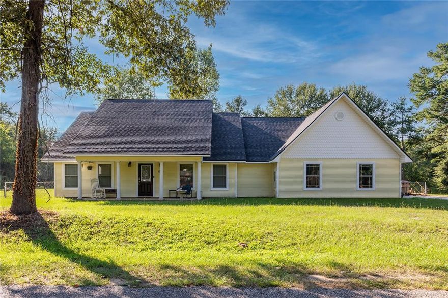 Welcome to your future dream home! This cozy residence boasts over 2,000 square feet of thoughtfully designed living space, perfect for families of all sizes. As you enter, you'll immediately notice the inviting open concept layout that seamlessly connects the living, dining, and kitchen areas—ideal for entertaining and family gatherings.
Key Features:
*   Spacious Living Area: Enjoy family gatherings and entertaining in the airy open-concept living space.
*   Prime Location: Just a short walk from the beautiful Lake Palestine, offering endless opportunities for outdoor activities.
*   Family-Friendly Neighborhood: Located in a welcoming community, ideal for families of all sizes.
*   Recent Upgrades: With a brand-new roof (installed in 2025) and a HVAC system (replaced in 2024), you'll have peace of mind knowing these essential features are taken care of.
Come see for yourself why this home is the perfect fit for your family. Schedule your visit today!