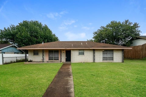 Photo of 3426 Hacienda Drive, Dallas, TX 75233 (MLS # 21393354)