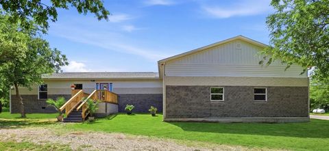 Photo of 211 E Bay Drive, Bridgeport, TX 76426 (MLS # 21244723)