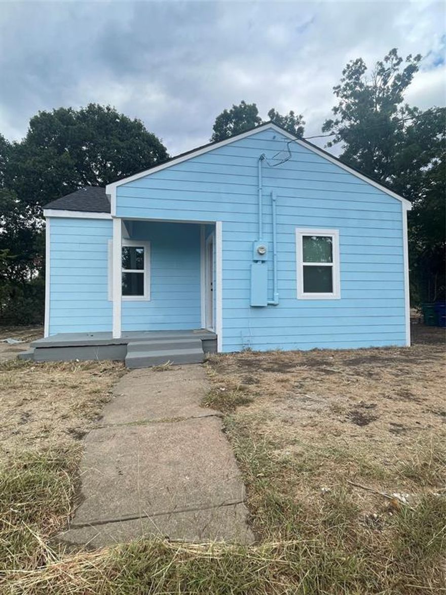 Waxahachie 3 Bedrooms 2 Full Baths, Cute and Ready to Move In
Recently renovated, Fresh paint, new floors, new kitchen countertops, and more 
Refrigerator not included 
Tenant and tenant’s agent to verify rooms measurements and schools