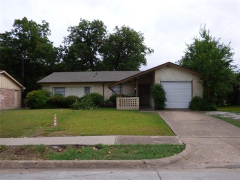 Photo of 502 Moonlight Drive, Garland, TX 75040 (MLS # 21391500)