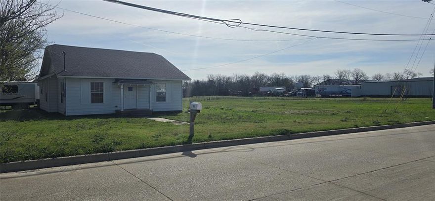 Great opportunity for investors or first-time buyers! 3-bedroom, 2-bath home with 1,286 sq ft, built in 1969, situated on 1.75 acres in Sanger. Features a 1-car garage and is zoned multi-family, offering future development potential. Currently tenant-occupied on a month-to-month lease.