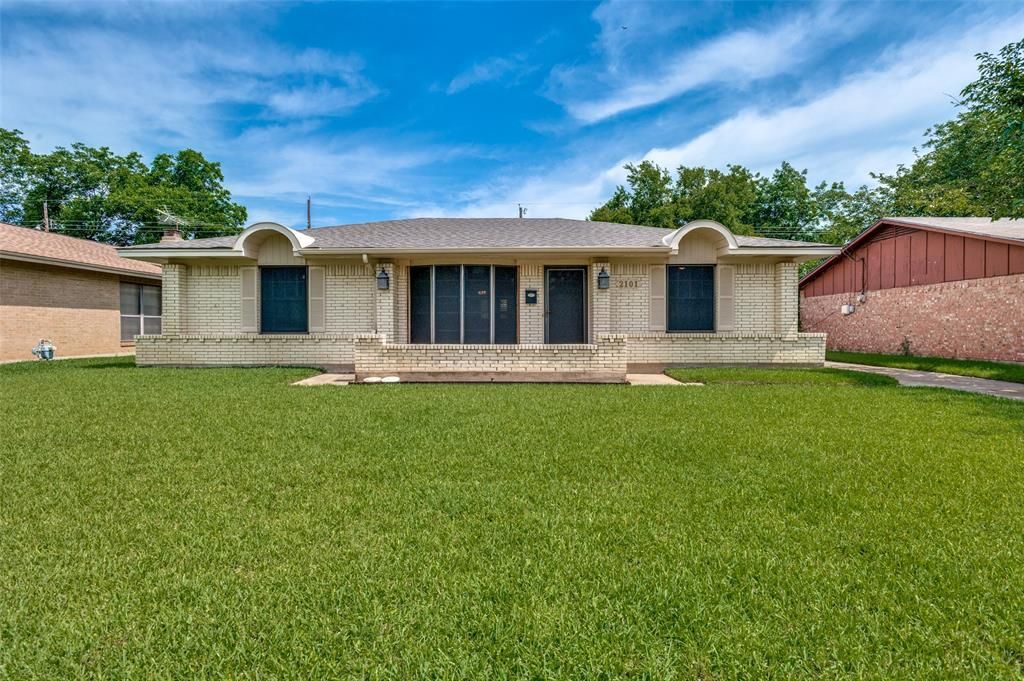 Photo of 2101 Spanish Trail, Irving, TX 75060 (MLS # 21282364)