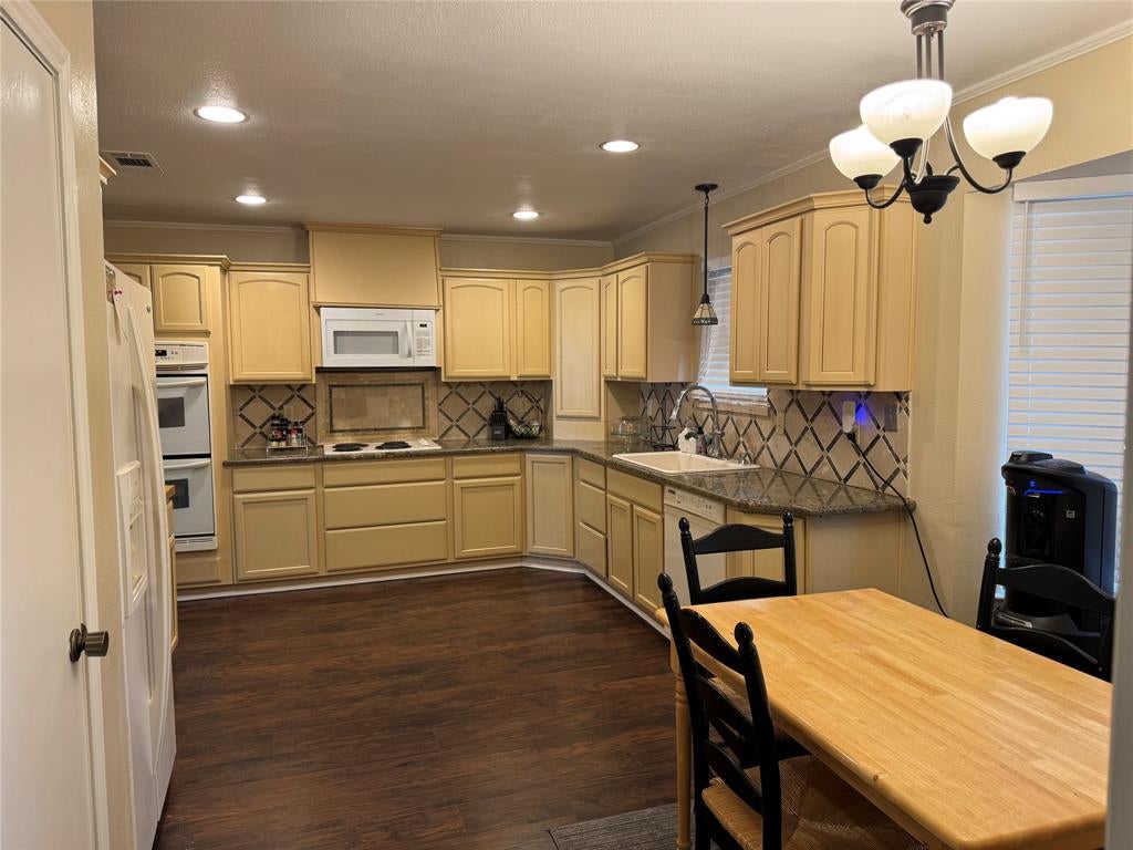 428 River Oaks Lane