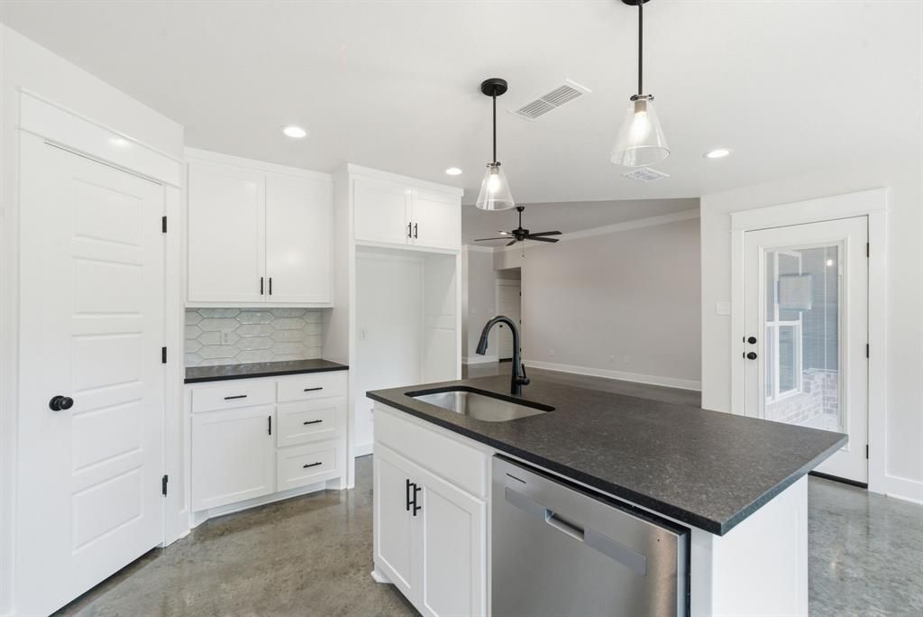 Photo of 105 Graystone Dr, Weatherford, TX 76088 (MLS # 21268525)