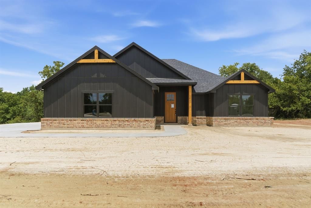 Photo of 105 Graystone Dr, Weatherford, TX 76088 (MLS # 21268525)