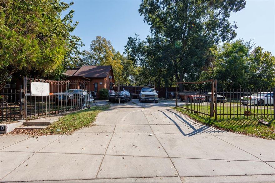 Calling all investors, developers and innovators to take an oppoturnity to tear down or rejuvenate this gorgeous gem in the South Oak Cliff area. This generously sized lot offers endless possibilities-perfect for a custom single family residence or a profitable duplexes to increase your portfolio, with approximateky just over two acres of vacant land, beautiful coutry views, this picturesque property tons of potential.
