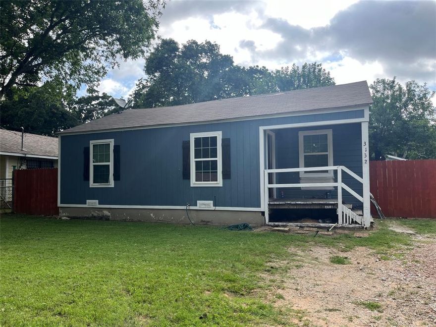 Great fixer upper in older neighborhood. Exterior siding has been updated. Short walk or drive to the lake and parks. Conveniently located near shopping, dining, and entertainment. Seller to retain all mineral rights.