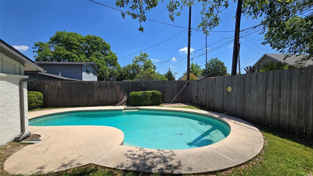 911 PRESTWICK Lane