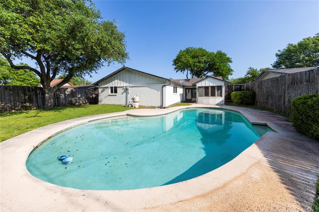 911 PRESTWICK Lane