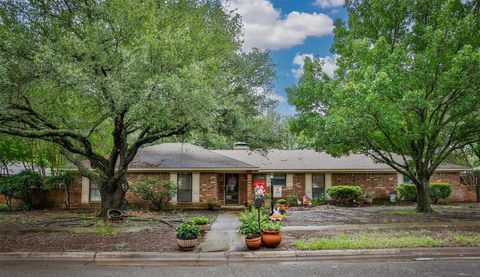 Photo of 2002 Everglade Drive, Gainesville, TX 76240 (MLS # 21237804)