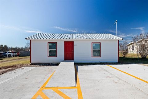 1215 Lipan Granbury TX 76048