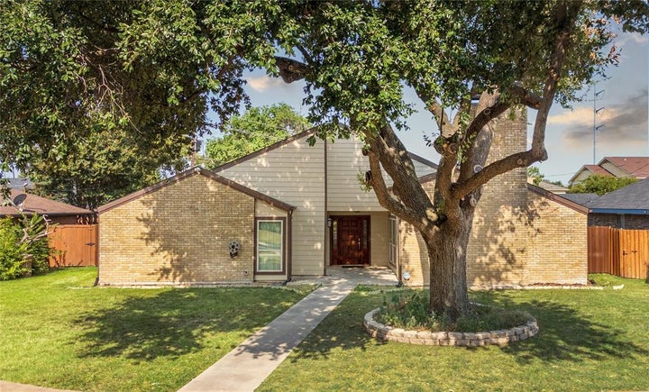 Photo 1 of 34 — 13407 Hedgeapple Drive, Dallas, TX 75243