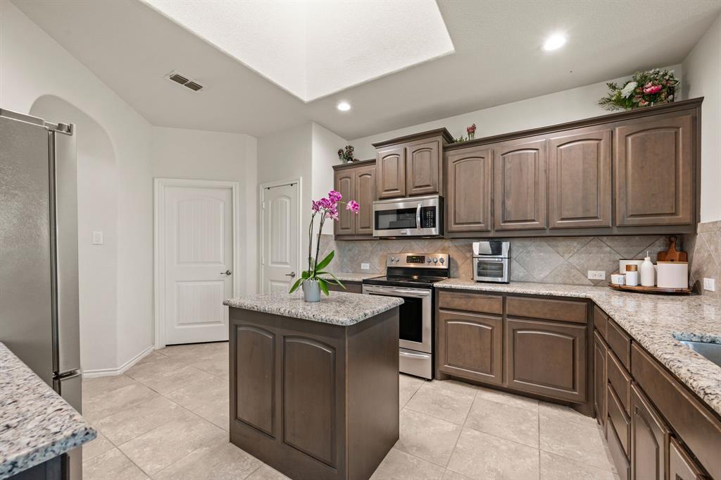 Fort Worth, Texas 76052, United States, 3 Bedrooms Bedrooms, ,2 BathroomsBathrooms,Residential,Pending,117178