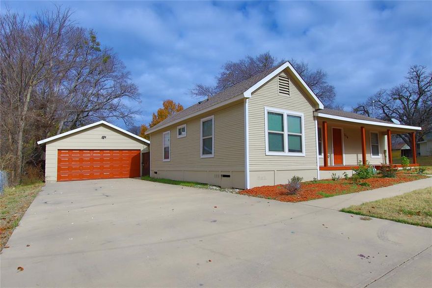 Recently remodeled 3 bedroom 2 bathroom Home. Sits on a corner lot with large Driveway for multi car parking and a side of the fence entrance for parking and storage access. It features a 2 car garage with a 20x10 storage behind it for any of your jobsite materials that you may have. This property is one of a kind and will not last long. call agent for appointments. The house has 314 numbers on it, but we will update it to 305 soon.