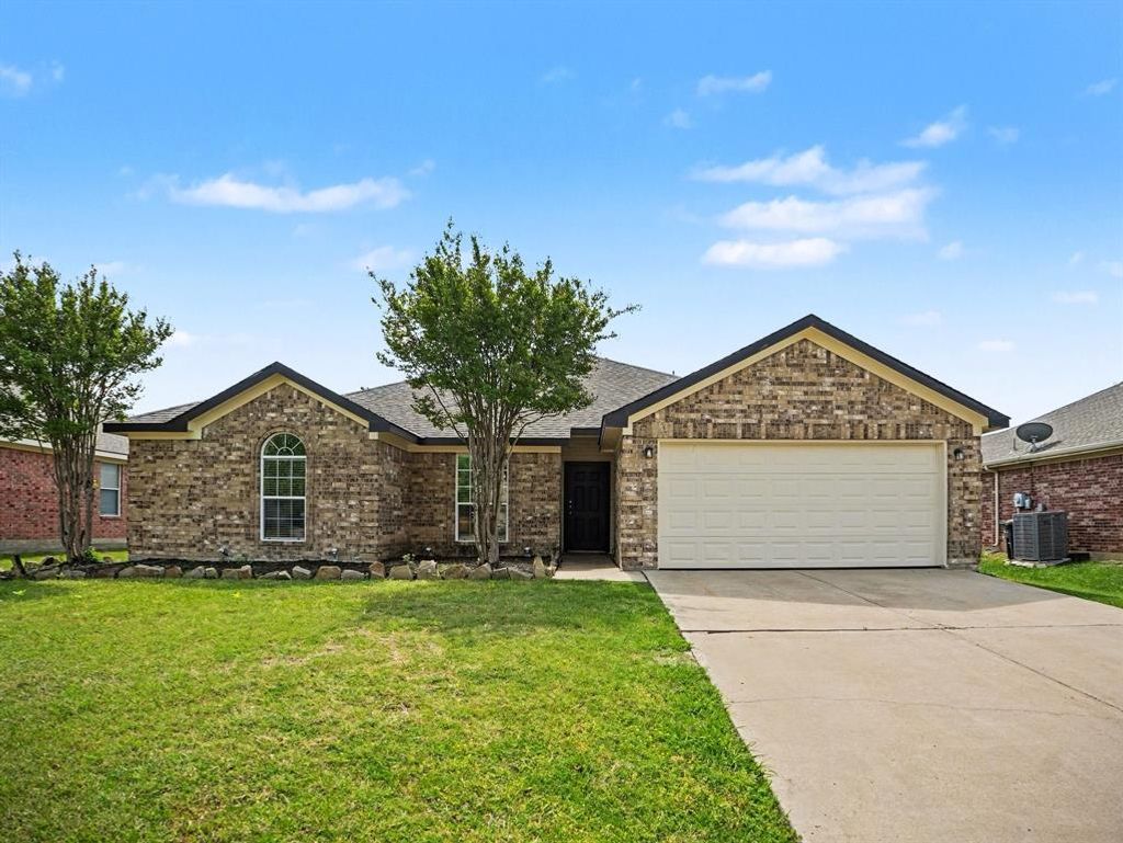 Photo of 636 Dover Heights Trail, Mansfield, TX 76063 (MLS # 21268950)