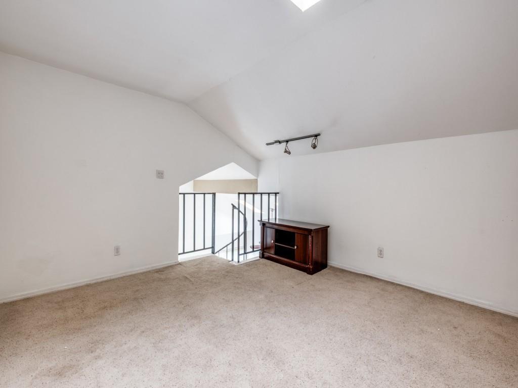 Oaks Of Lakewood Condo - Residential