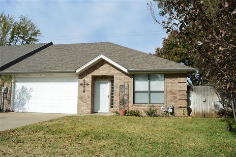 Photo of 945 Heather Court, Weatherford, TX 76086 (MLS # 21127341)