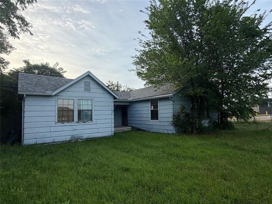 Welcome to 408 Crestview Drive, located in the heart of Kennedale! With some TLC, this charming property will blend comfort, functionality, and is  conveniently located. There is a sizable yard with plenty of room to relax and garden. Situated in an established neighborhood, this home provides easy access to local schools, parks, shopping, and major highways, making commuting to nearby Arlington or Fort Worth simple and efficient.
Whether you’re a first-time buyer, or an investor, this home offers a fantastic opportunity for all. Property is sold AS-IS. Buyer to verify zoning, utilities, restrictions, floodplain status, and intended use suitability. 

Listing agent is related to seller.