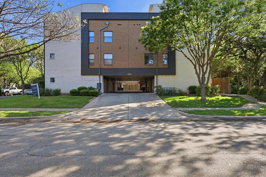 Welcome home to this amazing open concept condo with 2 spacious bedrooms, 3 bathrooms, Gas Cooking and an amazing rooftop deck and view of downtown Dallas, from right in the heart of Oak Lawn.  This modern 2008 constructed unit has gorgeous countertops, and stunning hardwood floors.  The former tenants just vacated, the condo has been cleaned and is being refreshed for the new owners.  This condo is close to Oak Lawn, Uptown, Highland Park, Katy Trail and many of the favorite spots people love the most about Dallas.