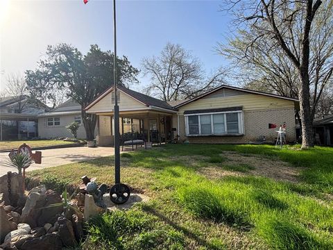 Photo of 829 W Church Street, Grand Prairie, TX 75050 (MLS # 21166215)