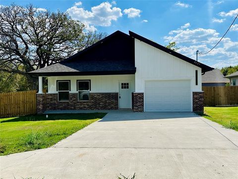 Photo of 4025 Lake Street, Greenville, TX 75401 (MLS # 21093069)