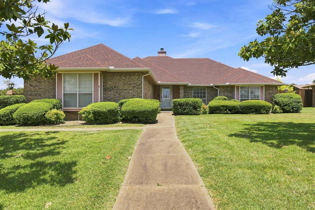 Photo of 1121 The Meadows Parkway, DeSoto, TX 75115 (MLS # 21342109)